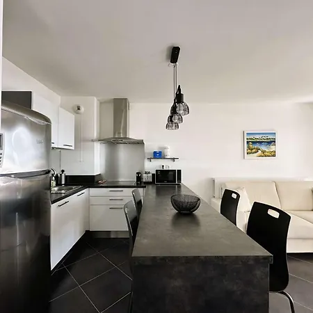Apartment Le Palm, Climatise Pour 4 Personnes Avec Vue Et Piscine Sur Le Port D'hyeres Hyeres