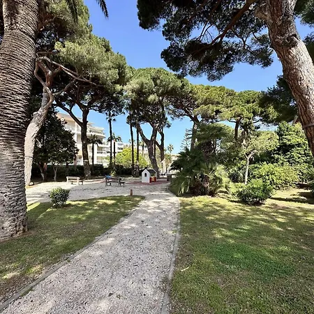 Le Palm, Climatise Pour 4 Personnes Avec Vue Et Piscine Sur Le Port D'hyeres Apartment